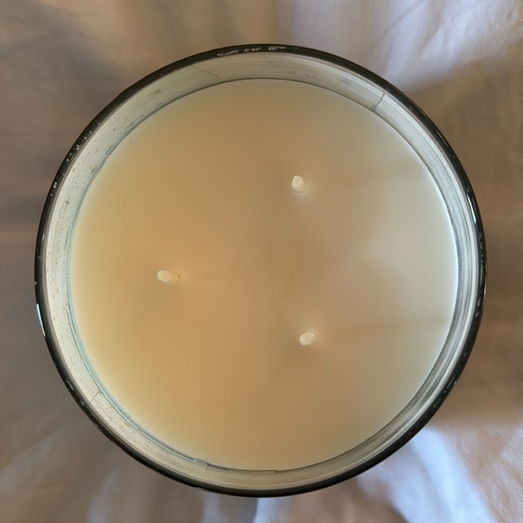 BATH and BODY WORKS. NWOT 3 wick candle. Falling Flurries. - Picture 3 of 4